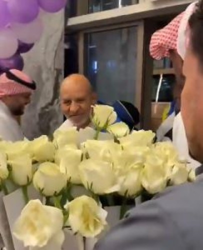 بممر مزين بالزهور والحلوى.. استقبال لافت لضيوف الرحمن من إيران (شاهد)