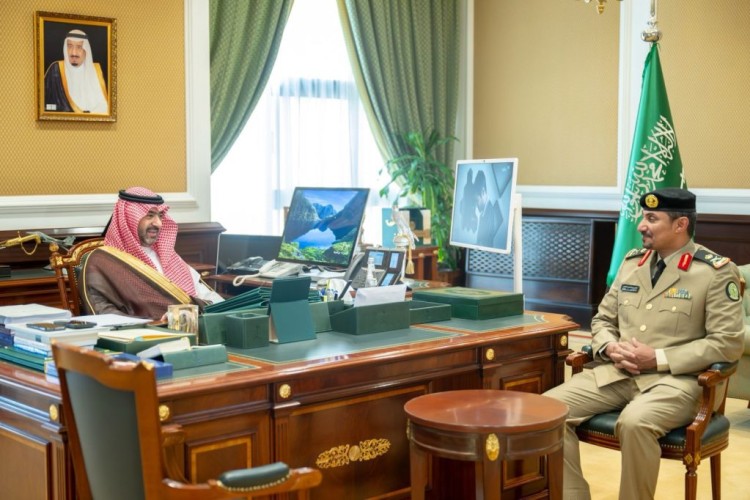 سمو نائب أمير تبوك يقلّد قائد قوة أمن المنشآت رتبته الجديدة