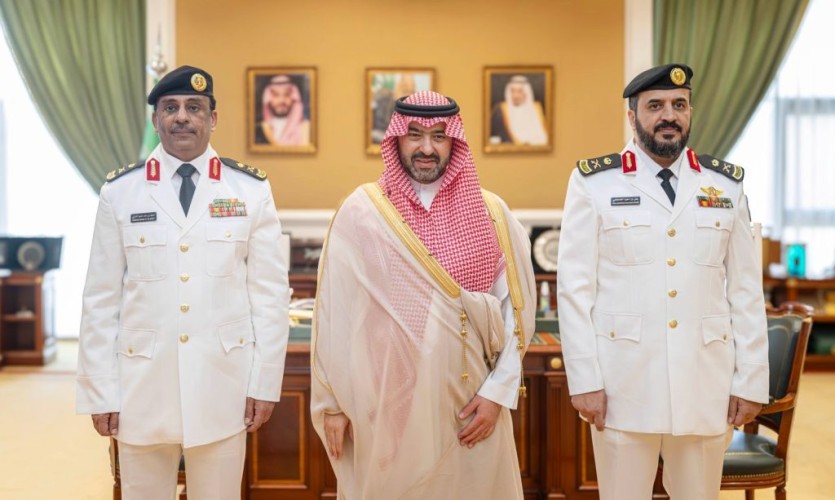 سمو نائب أمير تبوك يستقبل قائد حرس الحدود ويهنئ اللواء العنزي بترقيته