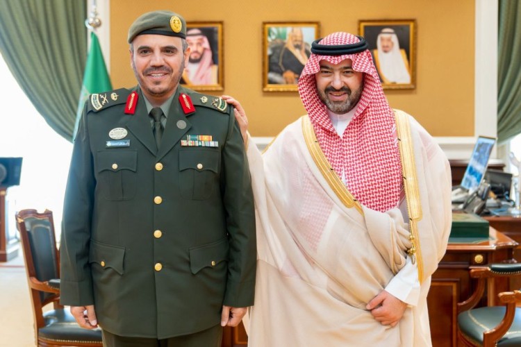 نائب أمير تبوك يستقبل مدير جوازات المنطقة ويقلده رتبته الجديدة