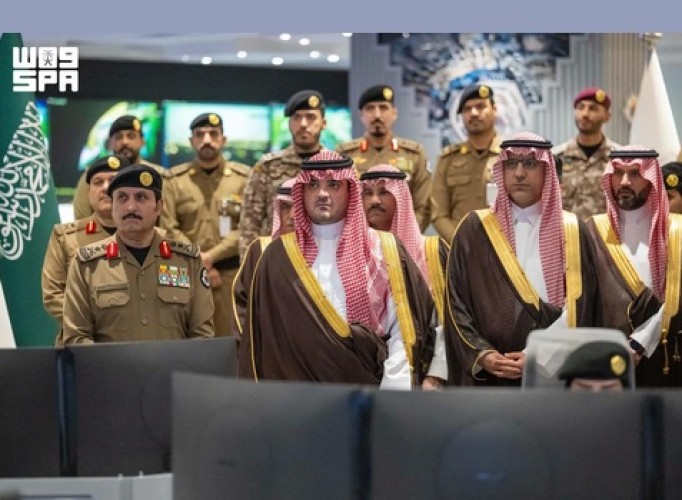 وزير الداخلية يقف على جاهزية مركز القيادة والسيطرة لأمن الحج بمشعر منى