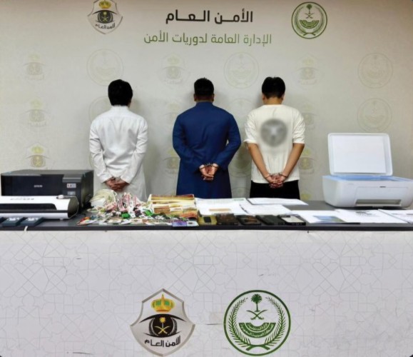 باعوا الوهم لضيوف الرحمن.. شاهد لحظةالإطاحة بـ 3 مقيمين روجوا لحملات حج مضللة عبر “السوشيال ميديا”