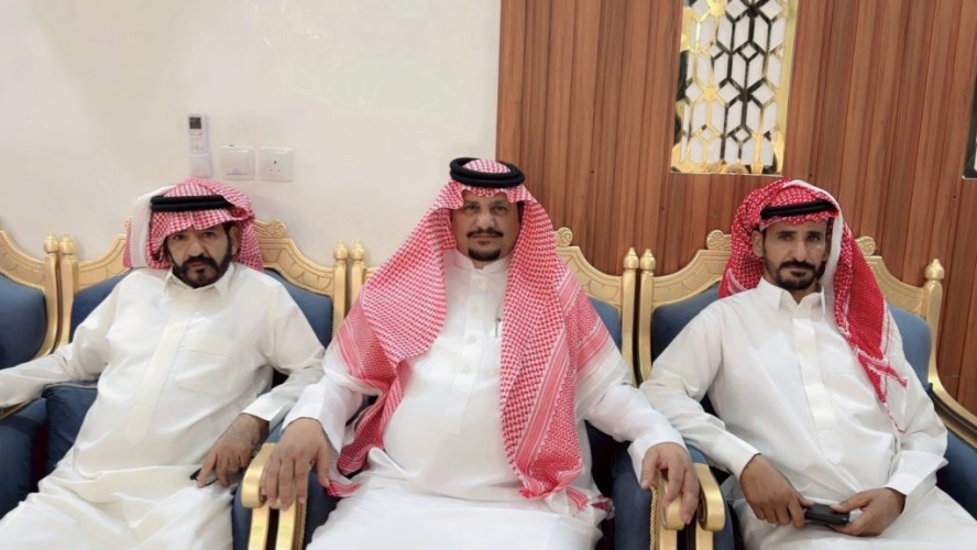 بحضور شيوخ بني رشيد.. أهالي قرية أم شعاري يحتفلون بعيد الأضحى المبارك في ديوان “عايد بن شويلع”