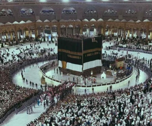 الكعبة المشرفة ترتدي كسوتها الجديدة في مشهد يجسد عناية المملكة ببيت الله الحرام