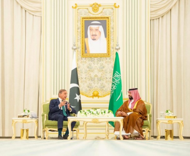 اتصال هاتفي بين ولي العهد ورئيس الوزراء الباكستاني لبحث جهود السلام والشراكة الثنائية