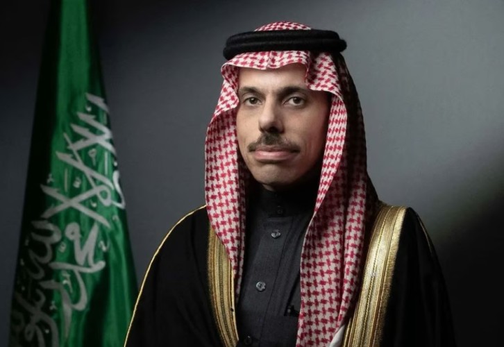 اتصال هاتفي بين فيصل بن فرحان وبدر عبدالعاطي لتعزيز التنسيق الثنائي