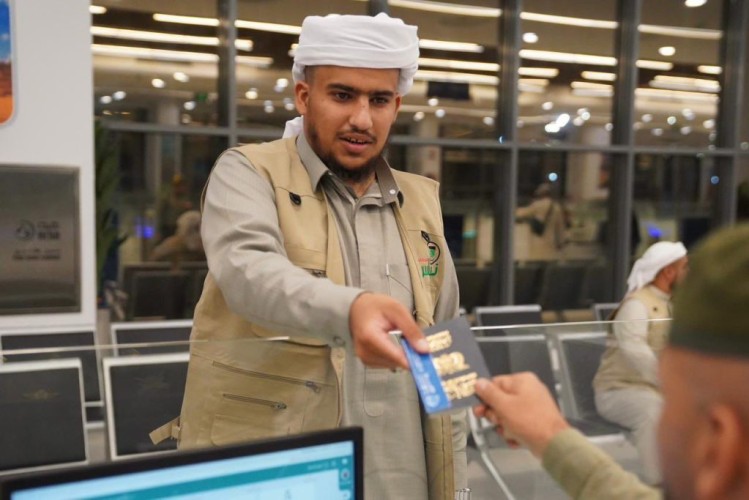 جوازات منفذ الوديعة تُنهي إجراءات مغادرة الحجاج بكل يسر وسهولة