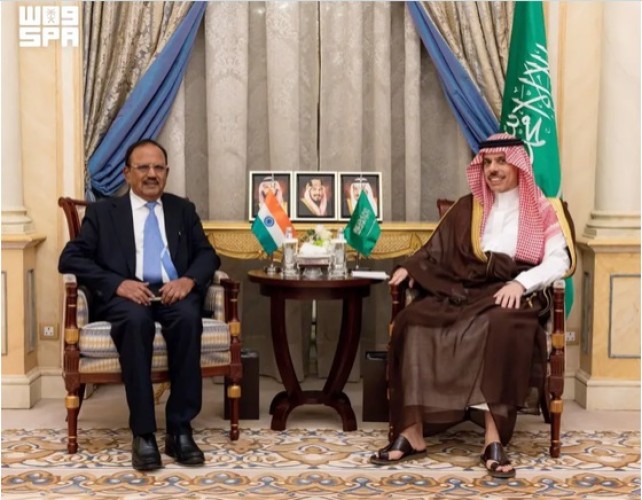 وزير الخارجية يبحث مع مستشار الأمن الوطني الهندي تعزيز الشراكة الاستراتيجية