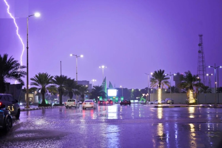 “الأرصاد” يحذّر من أمطار رعدية وغبار على 8 مناطق وحرارة تبلغ 47 درجة