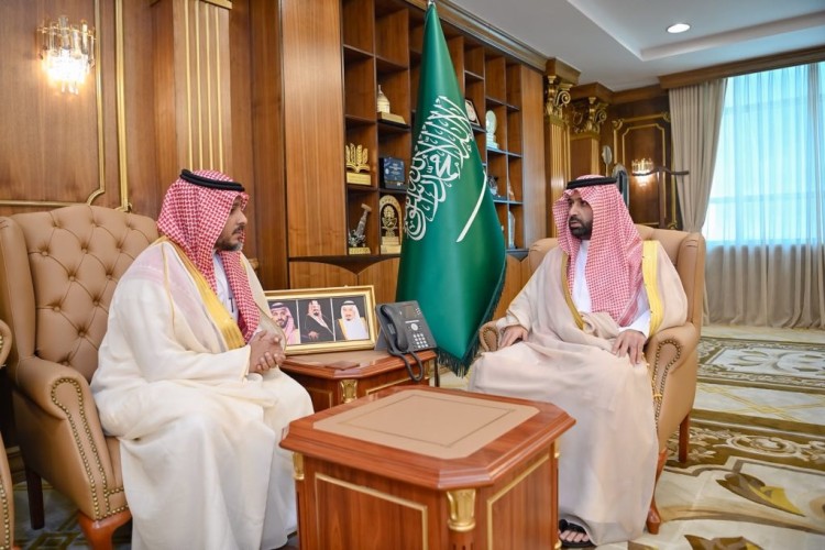 أمير جازان يطّلع على التقرير السنوي للبريد السعودي لعام 2025