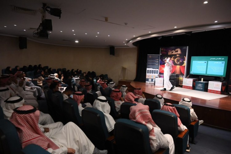 إعلاميون يناقشون احترافية التغطية الصحفية للأزمات بجدة