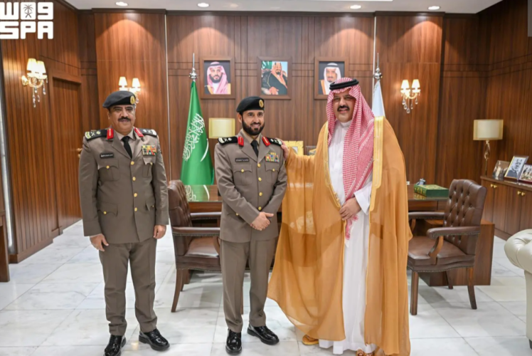 أمير حائل يُقلّد نائب مدير شرطة المنطقة رتبته الجديدة ويهنئ عددًا من الضباط المترقين