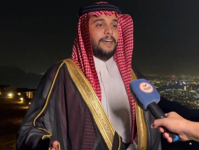 زواج فوق السحاب.. شاهد: عريس يحتفل بزفافه على قمة جبل عير في المدينة المنورة