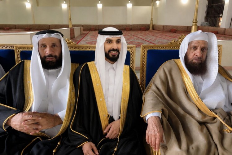 أجواء من البهجة وحضور الأهل والأصدقاء.. محمد بن محفوظ الرشيدي واخوانه يحتفل بزواج ابنهم الشاب “أحمد” في قاعة الثريا بالمدينة المنورة