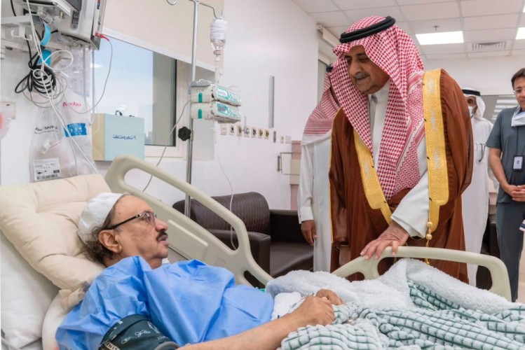 أمير تبوك يطمئن على صحة محافظ حقل