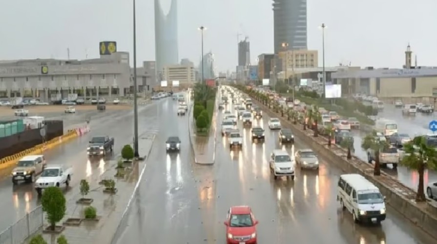 أمطار رعدية وزخات برد ورياح نشطة.. «الأرصاد» يحذر من أجواء متقلبة بعدة مناطق