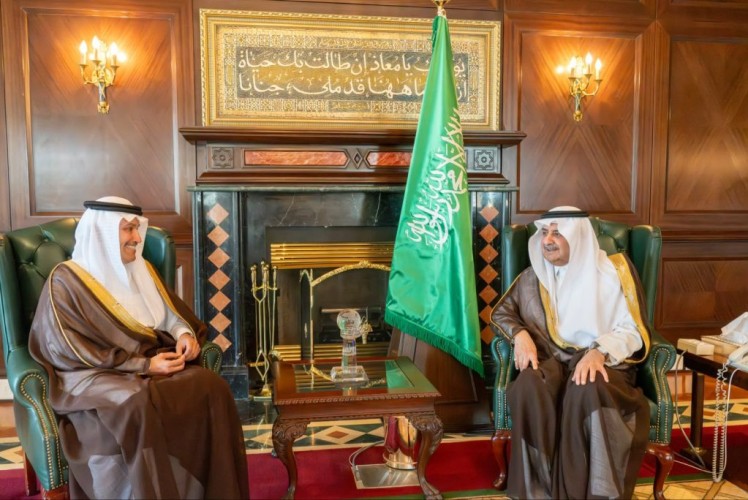 أمير تبوك يستقبل وزير النقل والخدمات اللوجستية