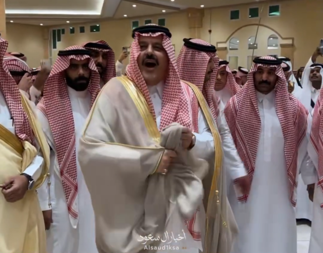 لفتة لا تُنسى.. شاهد: سمو أمير حائل يفاجئ عريسًا بحضوره بعدما علم بزواجه في القاعة المجاورة