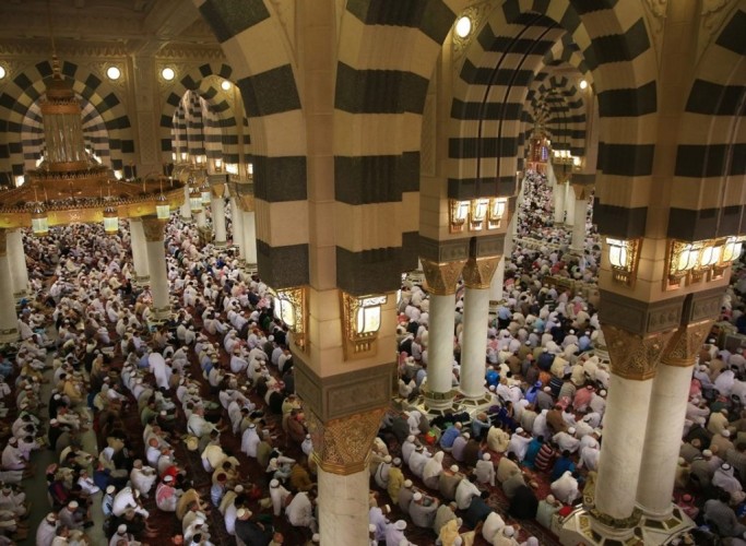 إمام المسجد النبوي يحذر من الاستدراج بالنعم