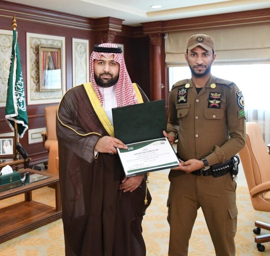 فيديو “تفاني رجل أمن بأمن الطرق ” ينتهي بتكريمه.. بهذا ما فعله أثناء الأمطار