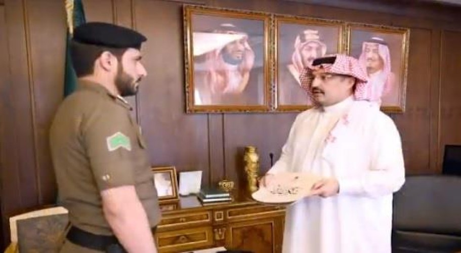 تركي بن طلال يلتقي بالعريف حسن الشهري ويكرمه على حسن مظهره وجودة قيافة بدلته العسكرية