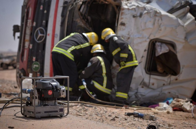 الدفاع المدني ينجح في فك احتجاز قائد ناقلة نفط انقلبت على طريق حائل