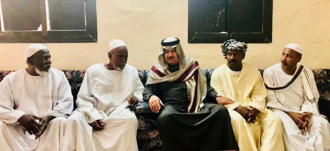 فيصل بن سلمان يعزي أسرة مقيم توفي أثناء محاولته إنقاذ طفل ووالديه من السيول