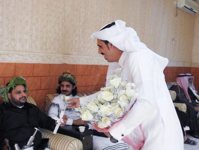 بلدية الريث تعايد المصلين في مركز عمود بالورود