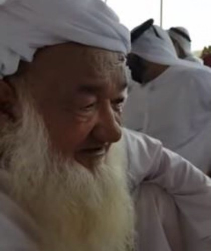 فيديو.. مُسن إماراتي يتزوج للمرة الثالثة من ثلاثينية وسط حضور كبير.. وهذه نصيحته للشباب