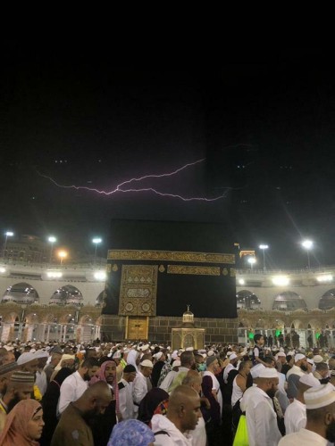 بالفيديو والصور.. تساقط مياه الأمطار على الكعبة المشرفة في مشهد بديع