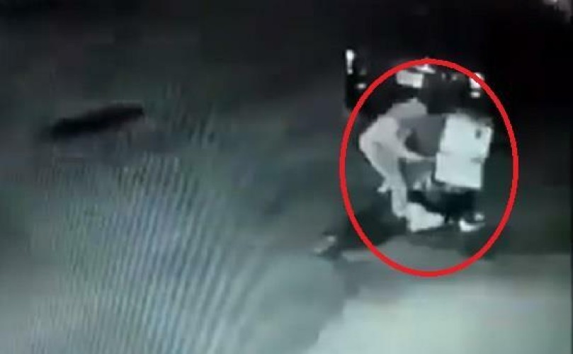 فيديو.. عامل نظافة يفرّغ النفايات أمام المنازل ليجمع الكراتين في حي شرق الرياض