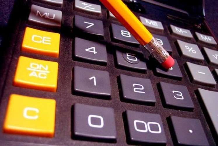 آلة حاسبة متقدمة يحتاجها الطلاب في فترة الاختبارات