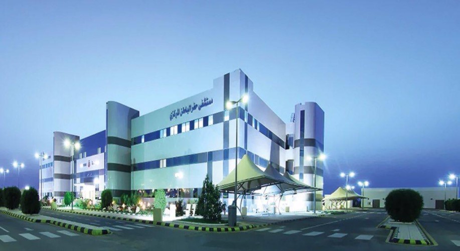 استبدال مفصل لسيدة بمستشفى حفرالباطن المركزي