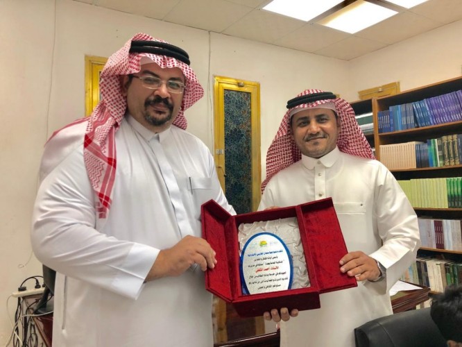 مدير مدرسة نموذجية سلمان الفارسي يكرم مدير المكتبة العامة بجدة