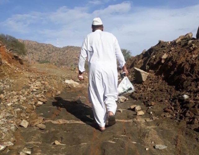 طبيب يقطع 3 كيلو مشيًا لعلاج مريض بأضم.. ومدير المستشفى يكرمه