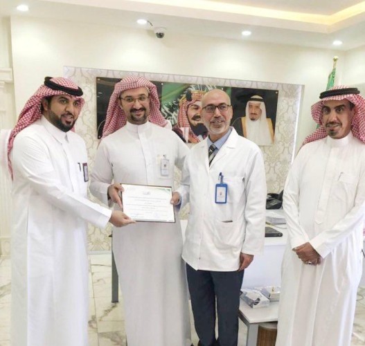 مدير الشؤون الصحية يكرم عدة أطباء بمستشفى القريات