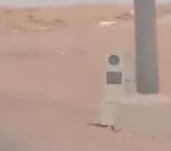 فيديو.. “ساهر” مخفي خلف عمود إنارة.. وجدل بين الناشطين حول نظامية ذلك