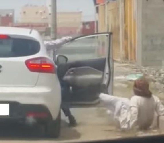 شرطة مكة: القبض على يمني اشترك مع شخصين في الاعتداء على مقيم سوداني وسلبه بالقوة