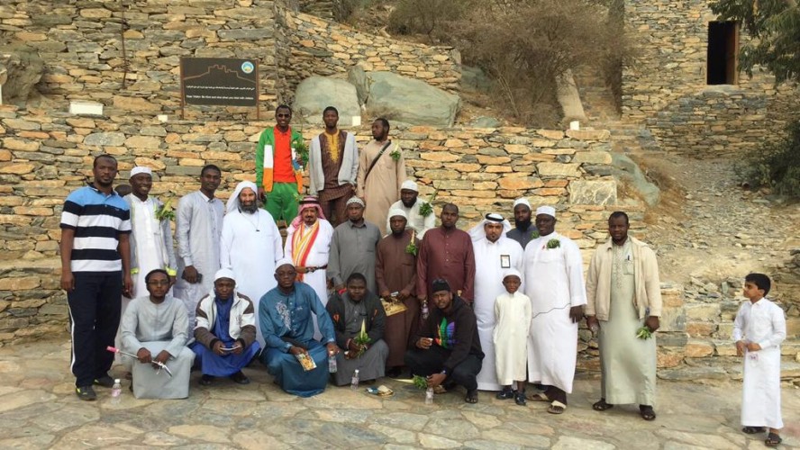 طلاب المنح في الجامعات يزورون قرية ذي عين التراثية