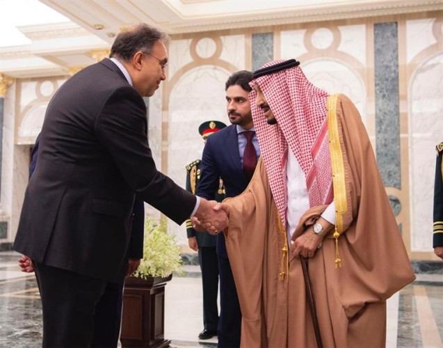 صور.. خادم الحرمين الشريفين يستقبل رئيس وزراء العراق ويقيم مأدبة غداء تكريماً له