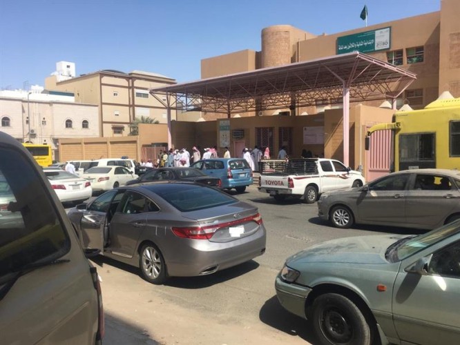 “شرطة مكة” تسيطر على رجل خلع ملابسه وحاول اقتحام مدرسة بنات