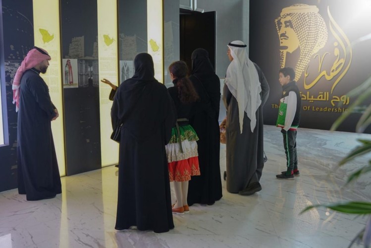 ٩٥ منظم ومنظمة من السعودية والكويت يقدمون معرض “الفهد.. روح القيادة” بشغف واحتراف للزوار