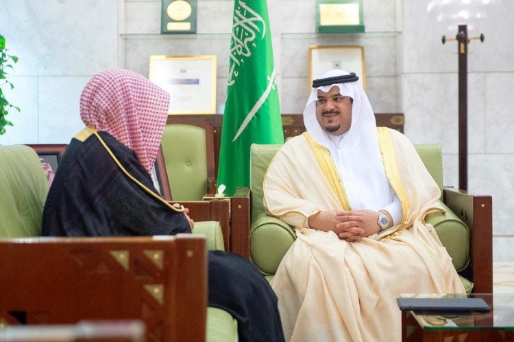أمير منطقة الرياض بالنيابة يستقبل مدير مكافحة المخدرات بالمنطقة