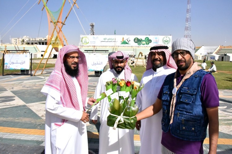 حظيت بالإشادة و الإعجاب .. خدمات الطلاب بتعليم الجوف يقدمون الورود لضيوف المهرجان