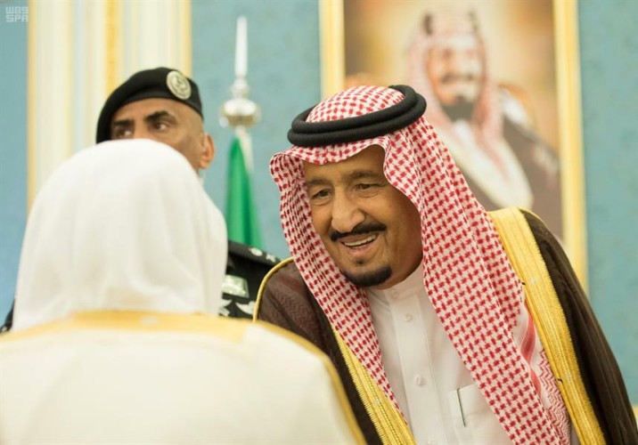 بالصور.. خادم الحرمين الشريفين يستقبل الأمراء والعلماء والمواطنين بقصر اليمامة