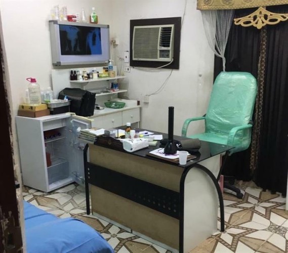 ضبط 3 وافدين يمارسون مهناً صحية بدون ترخيص داخل منزل بجدة (صور)