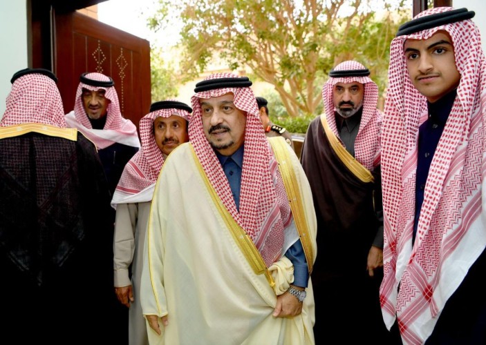 أمير منطقة الرياض يؤدي صلاة الميت على الأميرة جواهر بنت فهد آل مشاري رحمها الله