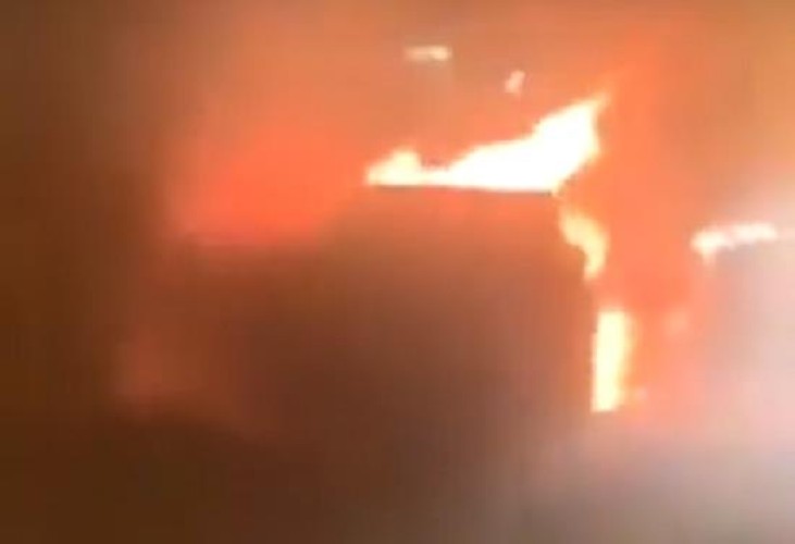 فيديو.. اشتعال النيران في سيارة مواطنة أمام منزلها بتبوك في ظروف غامضة