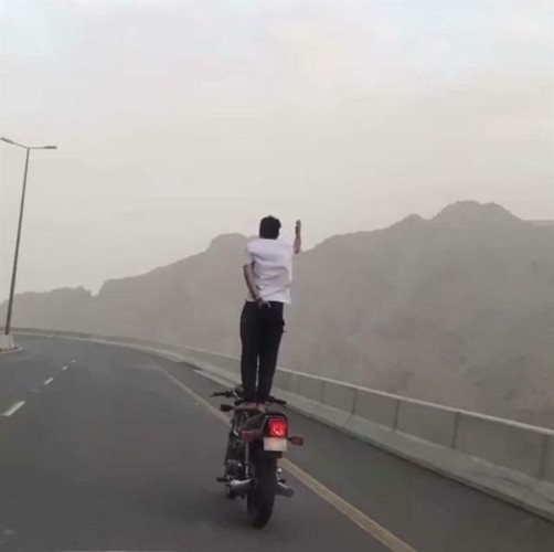 بالصور.. “المرور” يلقي القبض على المستعرض بدراجته النارية على طريق الهدا