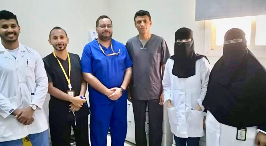 فريق صامطة الجراحي ينجح في استخراج جسم معدني من فك مصاب